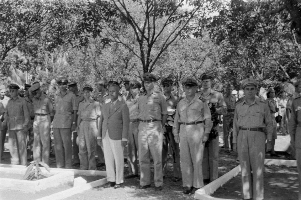 Herdenking op Erebegraafplaats. Officieren van de U-Brigade, aangevoerd door hun, Bestanddeelnr 448-1-3
