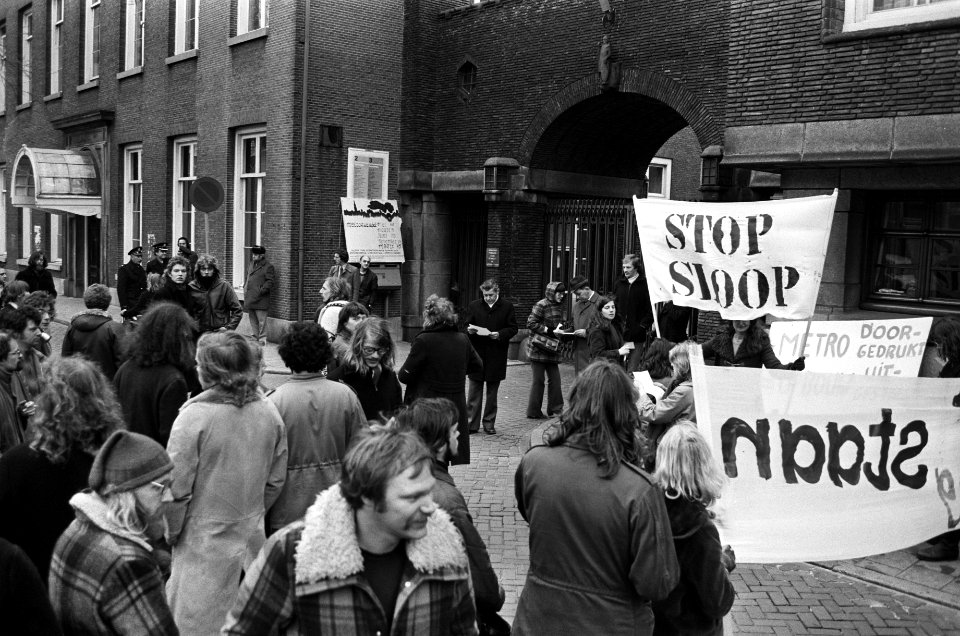 Herroeping gemeenteraadsbesluit 1968 in Amsterdam demonstranten voor het stadhu, Bestanddeelnr 927-8132