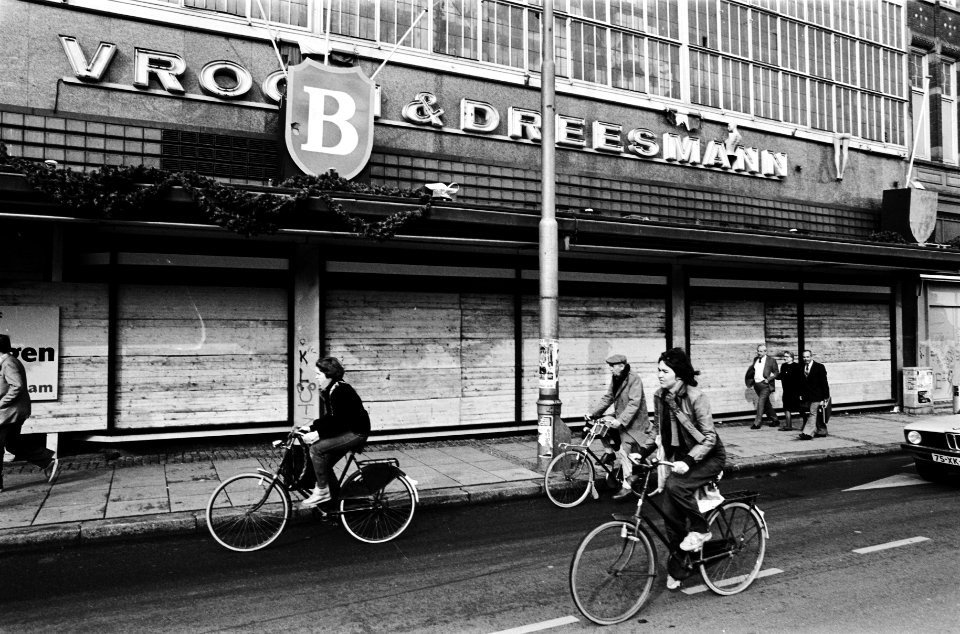 Herstelwerkzaamheden binnenstad na rellen V&D dichtgespijkerd, Bestanddeelnr 930-8104