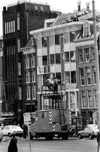 Herstelwerkzaamheden rond ontruimde (gekraakte) flats aan de Prins Hendrikkade , Bestanddeelnr 930-9746
