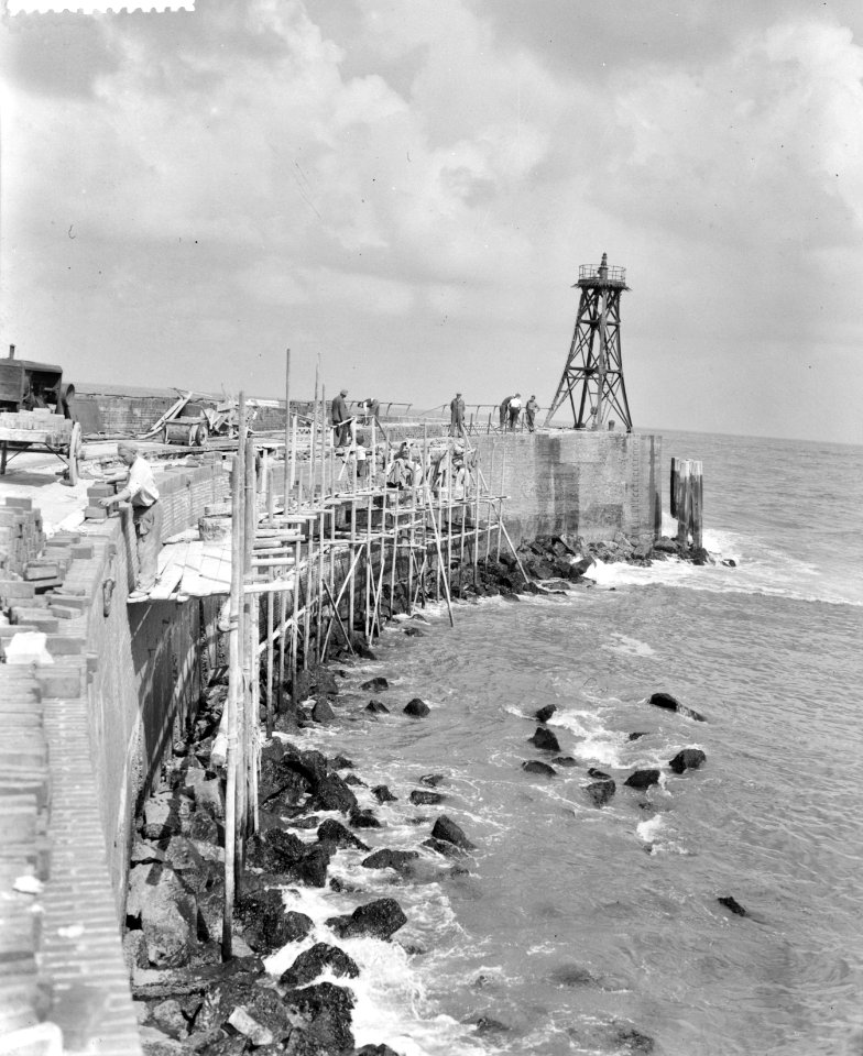 Herstelwerkzaamheden aan zuidelijk havenhoofd, Scheveningen, Bestanddeelnr 905-9136