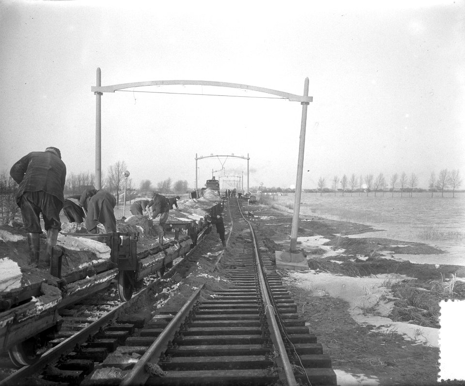 Herstel spoorweg Moerdijk Watersnood 1953 Aan de spoorweg tussen Dordrecht ove, Bestanddeelnr 905-5373