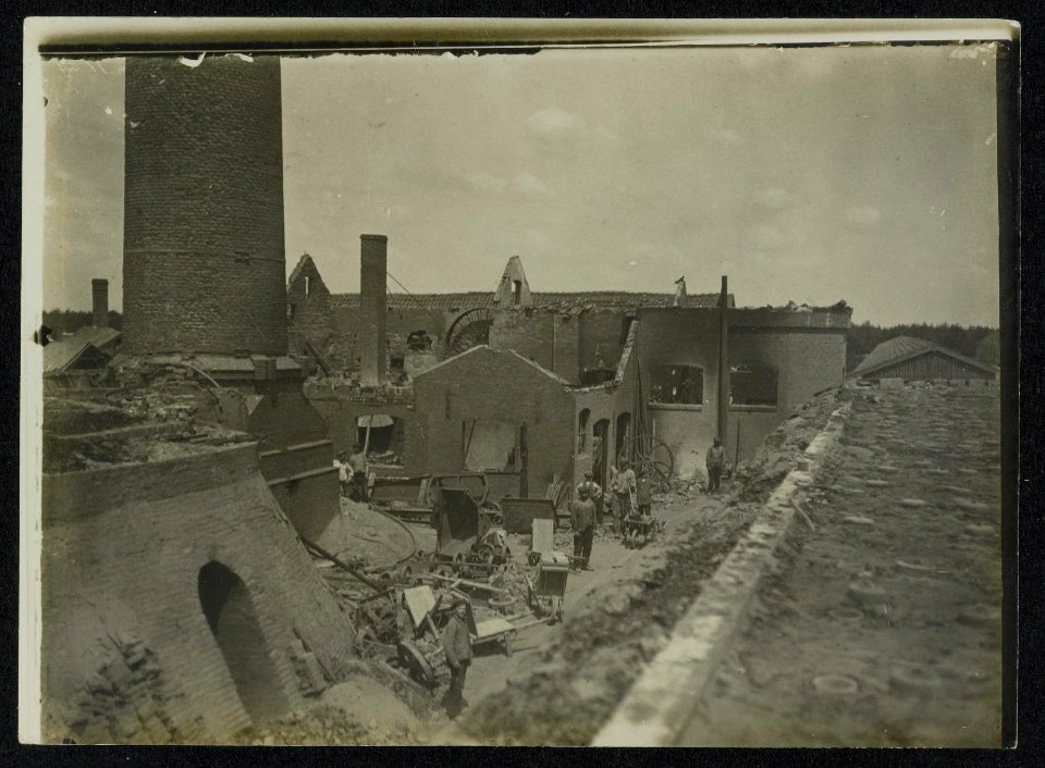 Herstelwerkzaamheden aan een grotendeels verwoeste fabriek, Bestanddeelnr 158-0662