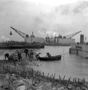 Herstelwerkzaamheden Walcheren. Het gat in de dijk bij Rammekens wordt gedicht. , Bestanddeelnr 901-2121