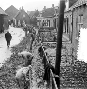 Herstel op Tholen. Aanleg nieuwe electriciteitskabels in Sint Maartensdijk (tota, Bestanddeelnr 905-7603