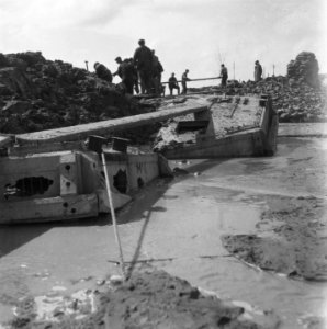 Herstelwerkzaamheden Op de voorgrond verzonken bunkers, Bestanddeelnr 900-7517