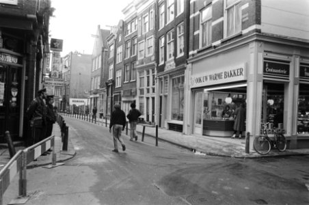 Herstel Zeedijk, eerste winkel gisteren geopend de Zeedijk met rechts de zaak va, Bestanddeelnr 933-1668
