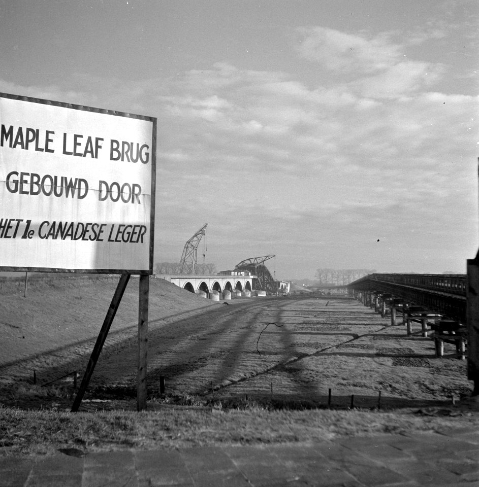 Herstel vernielingen Tweede Wereldoorlog. IJsselbrug Zwolle. Bord met aankondigi, Bestanddeelnr 901-3274