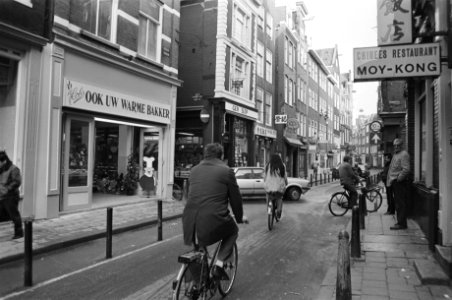 Herstel Zeedijk, eerste winkel gisteren geopend de Zeedijk met links de zaak van, Bestanddeelnr 933-1669