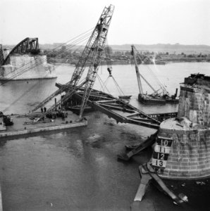 Herstel van een spoorbrug, Bestanddeelnr 900-7635