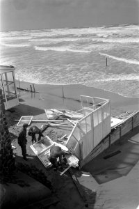 Herstel werkzaamheden aan verwoeste strandtenttenten, Bestanddeelnr 923-4808