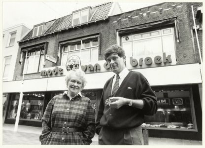 Herenmodezaak Van den Broek, Gen. Cronjéstraat 100. NL-HlmNHA 54015293