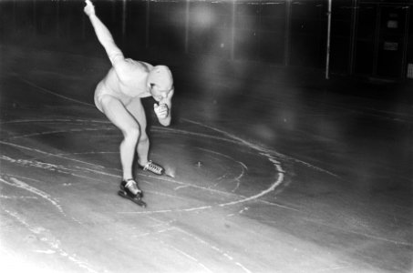 Heren sprint selectiewedstrijd in Den Haag (schaatsen) Jos Valentijn in actie, , Bestanddeelnr 929-5361