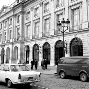 Heren in gesprek voor de ingang van Hôtel Ritz aan de Place Vendôme, Bestanddeelnr 254-0324