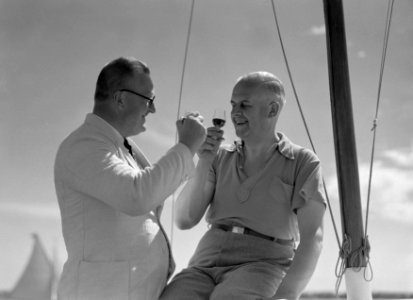 Heren Hagedoon en Nijman klinken op zeilboot, Bestanddeelnr 190-1316