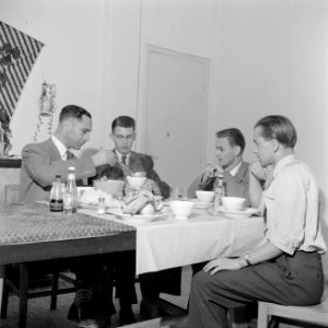 Heren aan de lunch, Bestanddeelnr 255-6561