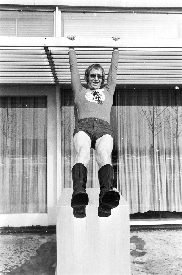 Herenmode nouveantes, RAI, Amsterdam man in hotpants aan rekstok, Bestanddeelnr 924-3140