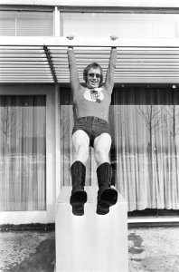 Herenmode nouveantes, RAI, Amsterdam man in hotpants aan rekstok, Bestanddeelnr 924-3140