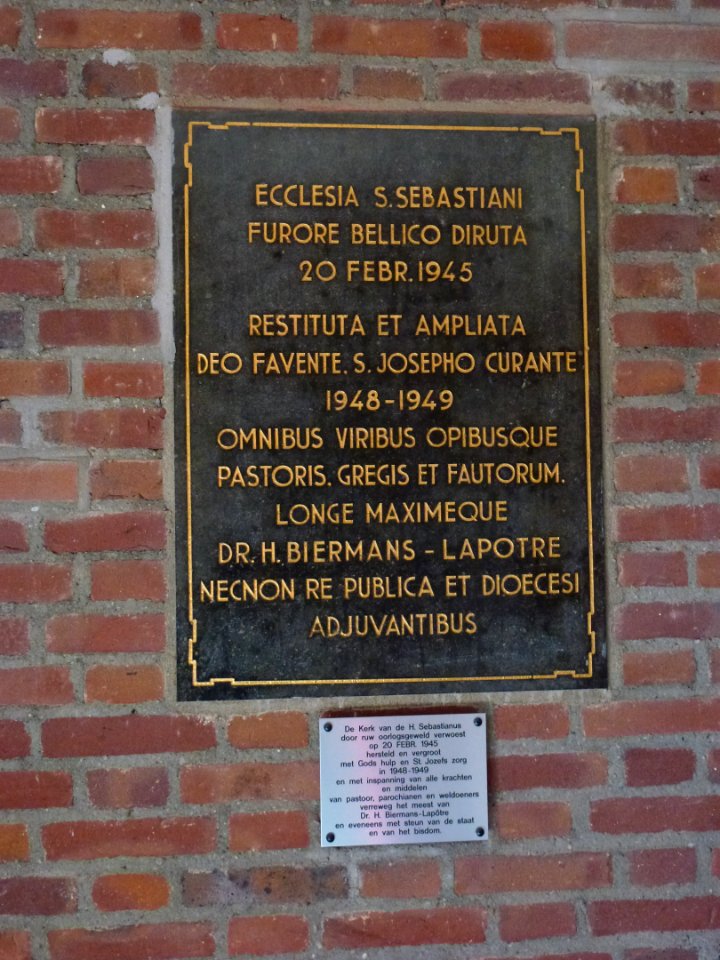 Herkenbosch (Roerdalen) kerk, plaquette herstel na oorlogsgeweld