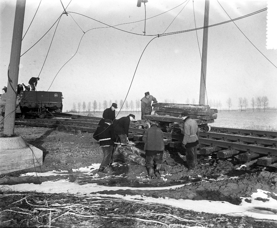 Herstel spoorweg Moerdijk Watersnood 1953 Aan de spoorweg tussen Dordrecht ove, Bestanddeelnr 905-5375