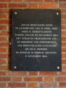 Herkenbosch (Roerdalen) kerk, plaquette herstel na aardbeving