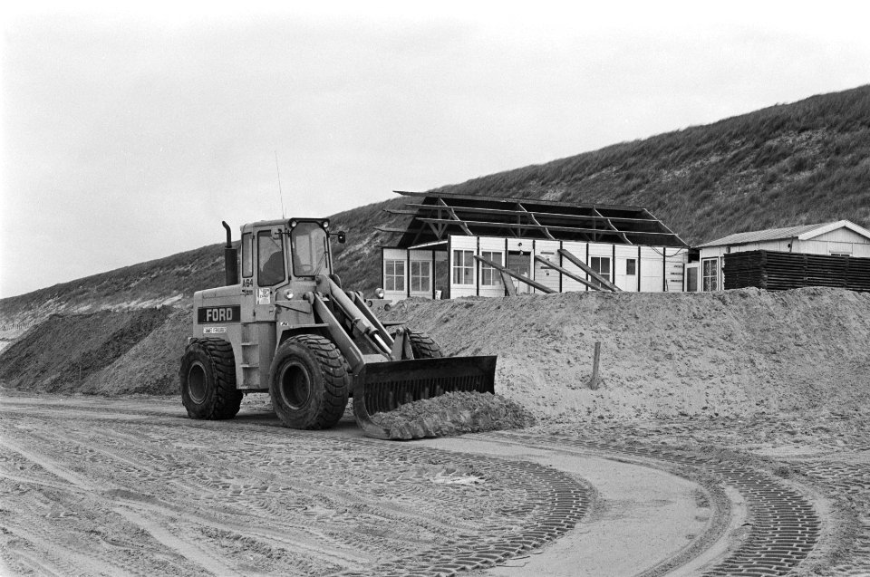 Herstelwerkzaamheden aan door stormschade getroffen strandtenten en paviljoens i, Bestanddeelnr 930-7856