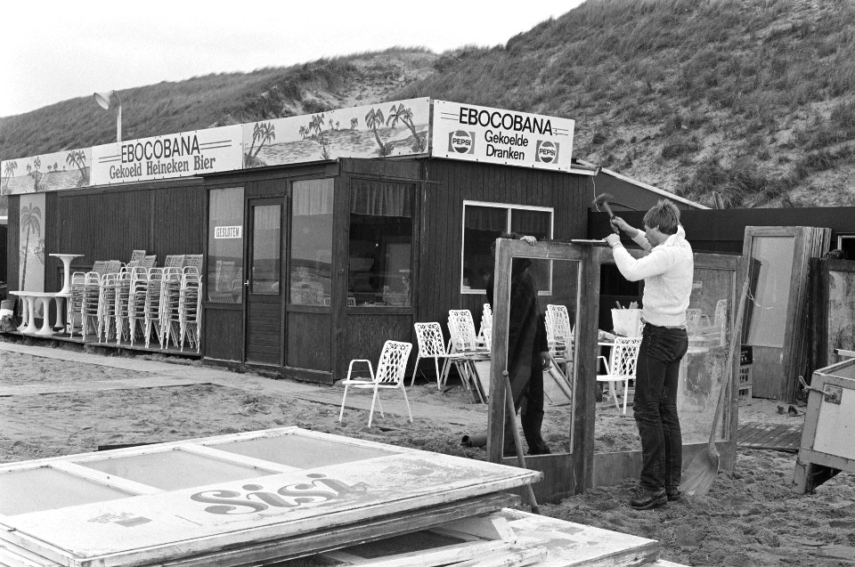 Herstelwerkzaamheden aan door stormschade getroffen strandtenten en paviljoens i, Bestanddeelnr 930-7855