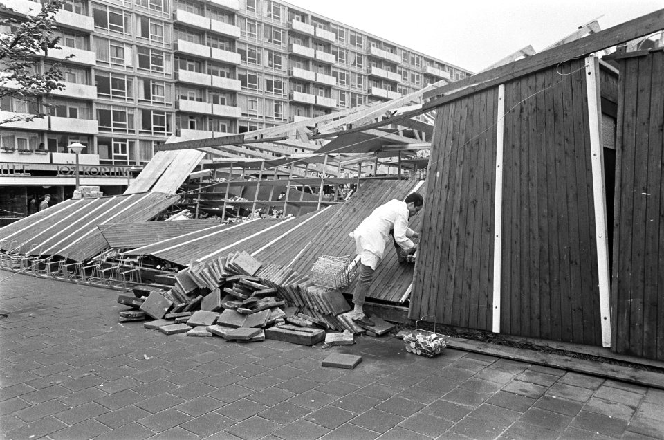 Herfststorm. Noodwinkel De Gruyter op Auguste Allebéplein geheel vernield, Bestanddeelnr 920-7915