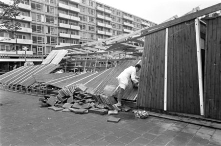 Herfststorm. Noodwinkel De Gruyter op Auguste Allebéplein geheel vernield, Bestanddeelnr 920-7915