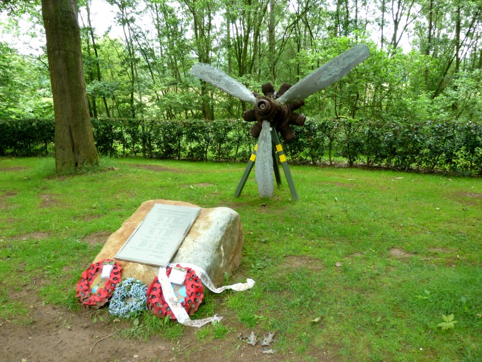Herkenbosch-Monument voor vliegeniers (2)