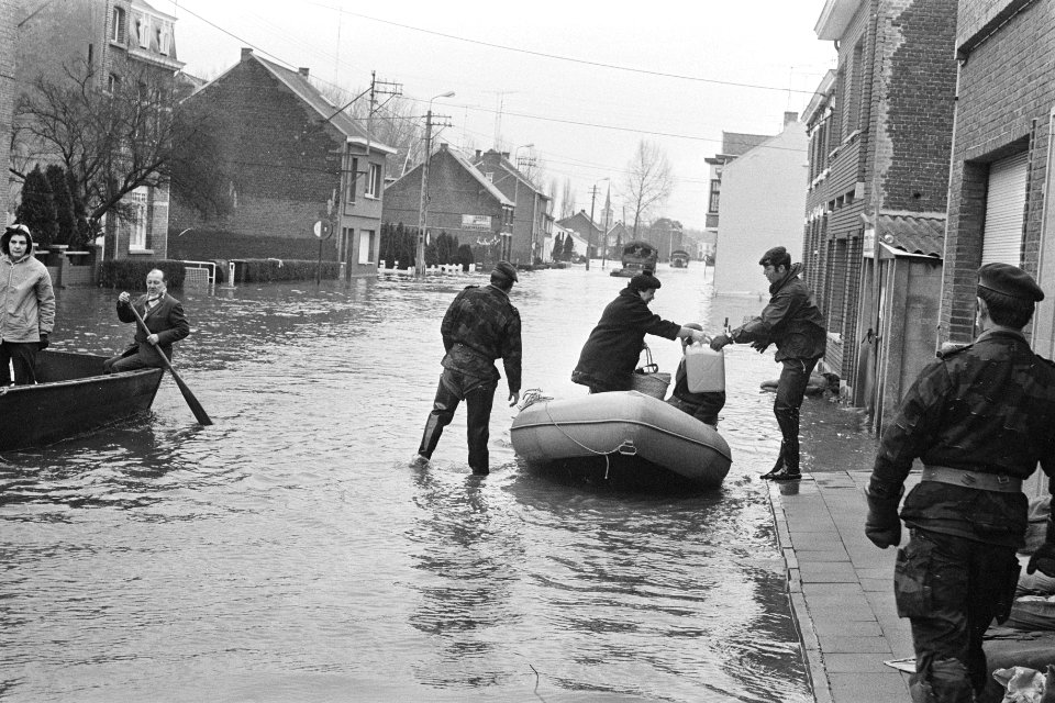 Herstel overstromingen in Belgie (Ruisbroek) op gang gekomen militairen en bewo, Bestanddeelnr 928-3597
