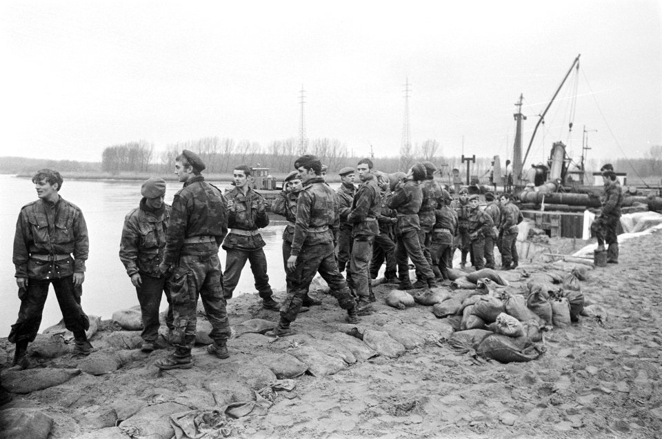 Herstel overstromingen in Belgie (Ruisbroek) op gang gekomen militairen bezig m, Bestanddeelnr 928-3598