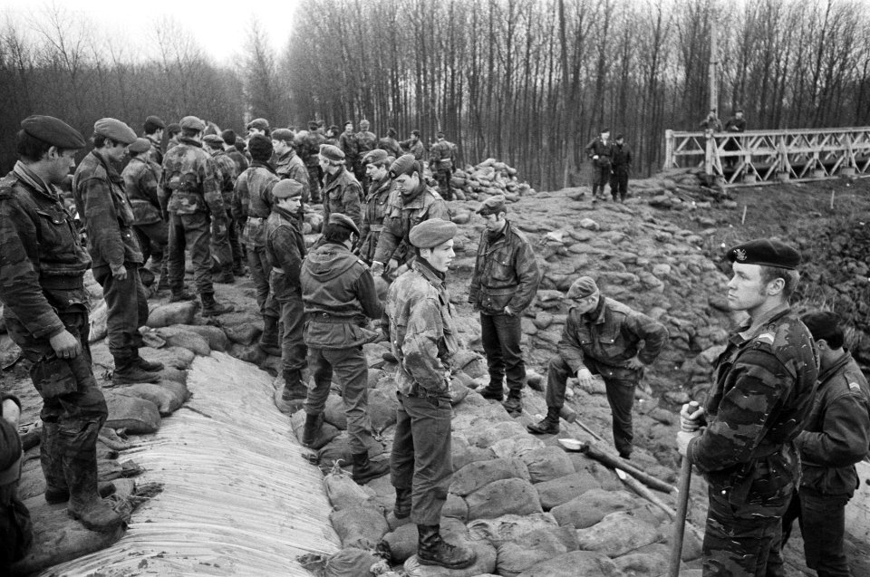 Herstel overstromingen in Belgie (Ruisbroek) op gang gekomen militairen bezig a, Bestanddeelnr 928-3602