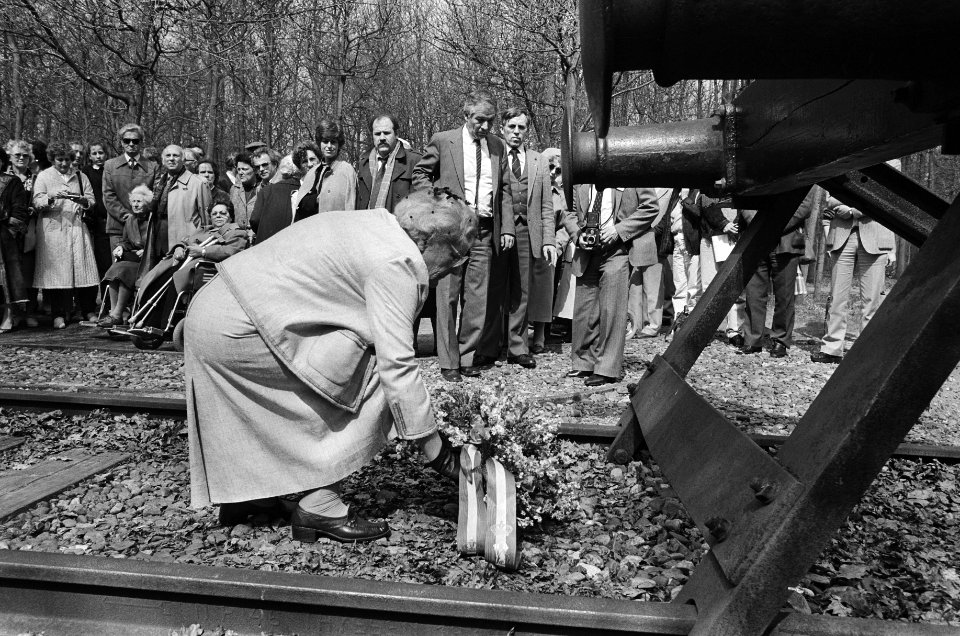Herdenking bevrijding voormalig kamp Westerbork 40 jaar geleden Prinses Juliana, Bestanddeelnr 933-3000