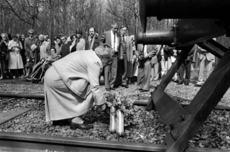 Herdenking bevrijding voormalig kamp Westerbork 40 jaar geleden Prinses Juliana, Bestanddeelnr 933-3000