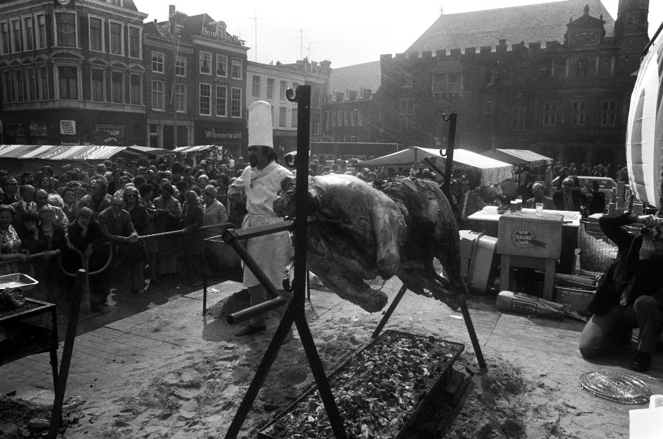 Herdenking beleg van Haarlem 1573, os wordt gebraden op Grote Markt, Bestanddeelnr 926-4182