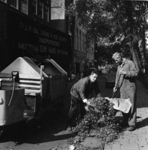 Herfst, bladeren vegen in Amsterdam, Bestanddeelnr 918-2084