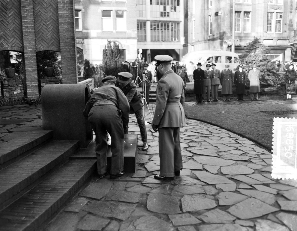 Herdenking 7 December divisie.Kranslegging op de Dam te Amsterdam, Bestanddeelnr 906-8850