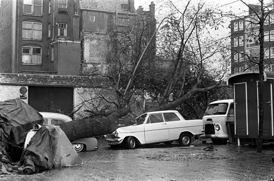 Herfststorm. Autos beschadigd door omgevallen bomen op Waterlooplein, Bestanddeelnr 920-7899