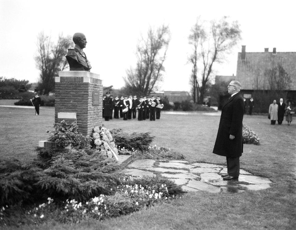 Herdenking 50 jarig bestaan KNvVL op Valkenburg, Bestanddeelnr 909-0413