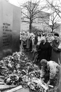 Herdenking 40-jarige bevrijding van het kamp Ravensbrück vrouwen leggen bloemen, Bestanddeelnr 933-3081