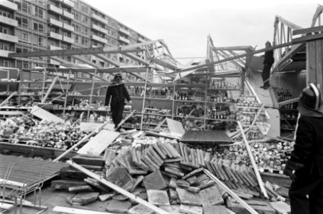 Herfststorm. Noodwinkel De Gruyter op Auguste Allebéplein geheel vernield, Bestanddeelnr 920-7913