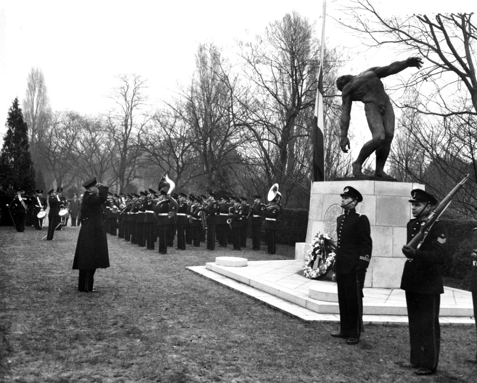 Herdenking 294-jarig bestaan Korps Mariniers te Rotterdam op het ereveld Crooswi, Bestanddeelnr 910-8731