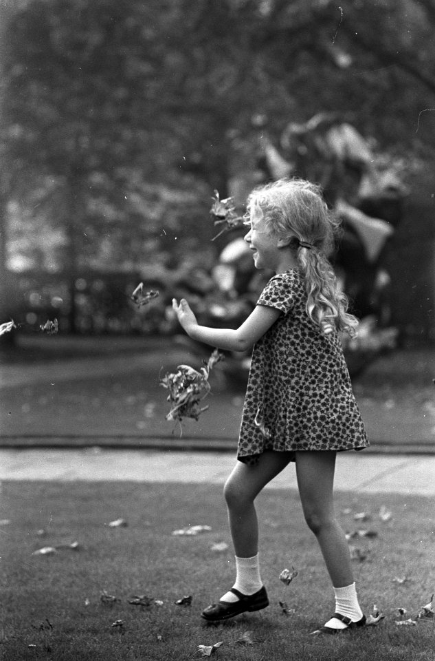 Herfst. Meisje spelend met afgevallen bladeren in Vondelpark, Bestanddeelnr 920-7446