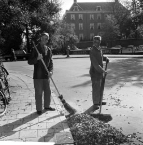 Herfst, bladeren vegen in Amsterdam, Bestanddeelnr 918-2083