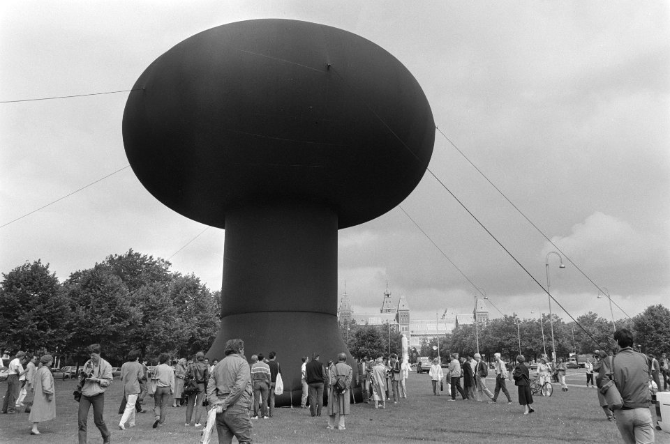 Herdenking atoombom Hiroshima atoomwolk op het Museumplein in Amsterdam, Bestanddeelnr 933-3927