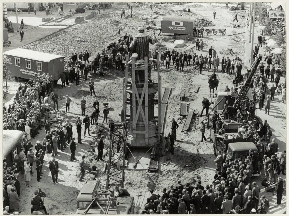 Herinrichting Grote Markt het beeld van Lourens Jansz. Coster wordt verplaatst. NL-HlmNHA 54011785