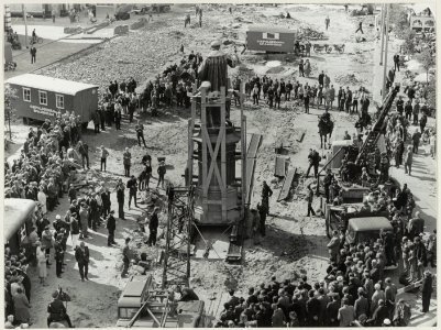 Herinrichting Grote Markt het beeld van Lourens Jansz. Coster wordt verplaatst. NL-HlmNHA 54011785
