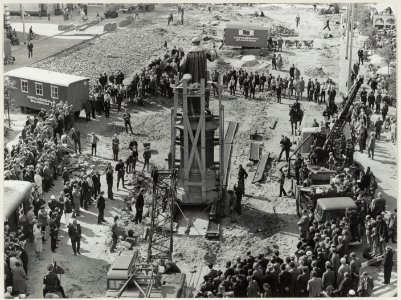 Herinrichting Grote Markt het beeld van Lourens Jansz. Coster wordt verplaatst. NL-HlmNHA 54011785 photo