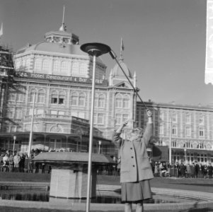 Herdenking 50 jaar bestaan NOC, Sjoukje Dijkstra ontstak het Olympisch vuur, Bestanddeelnr 914-5174
